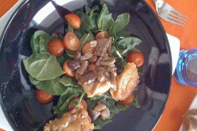 Ensalada hongos bacon queso cabra