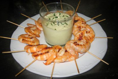 Brochetas langostinos lima ali oli aguacate