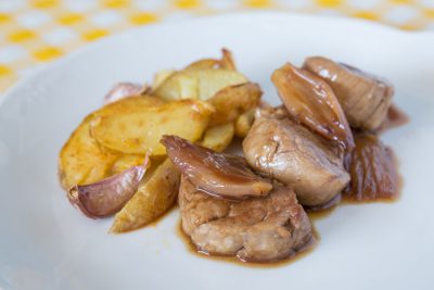 Solomillo cerdo glaseado cerveza negra patatas asadas ajillo - Wikicocina