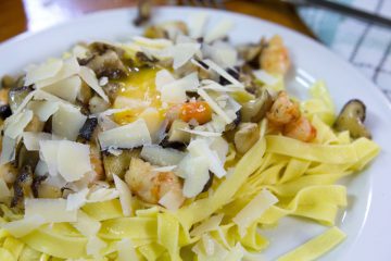 Receta pasta fettuccini hongos langostinos huevo - Wikicocina