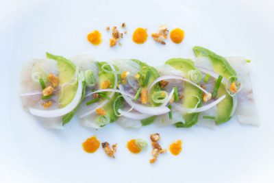 Tiradito de lubina con aguacate y maiz tostado, wikicocina