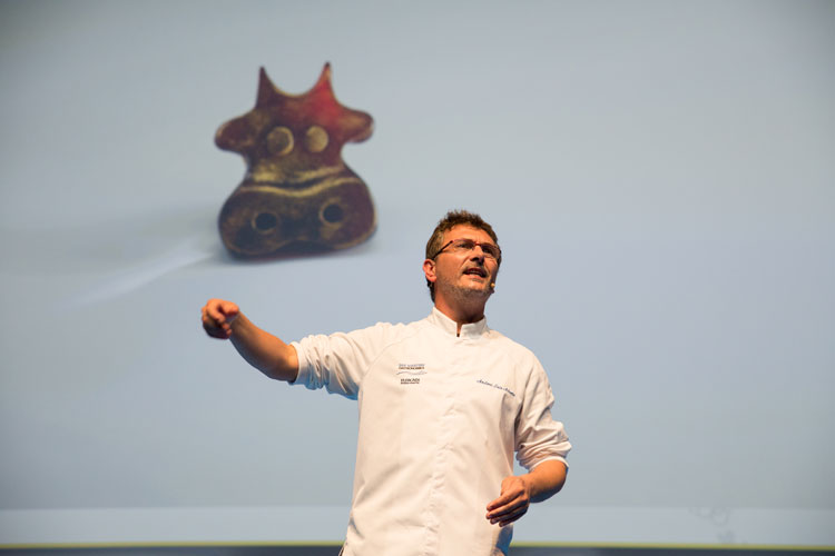 Andoni Luis Aduriz, de Mugaritz, presentó su ponencia Liturgias culinarias multisensoriales, un ejercicio de reflexión sobre la forma de romper con lo establecido como ejercicio de creatividad