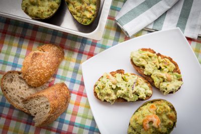 tostas-de-aguacate-con-langostinos-wikicocina