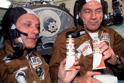 menu-con-mas-estrellas-la-comida-primeros-astronautas-wikicocina-apollo-soyuz-1975