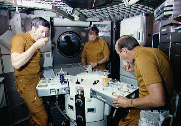 menu-con-mas-estrellas-la-comida-primeros-astronautas-wikicocina-skylab-mesa-comer